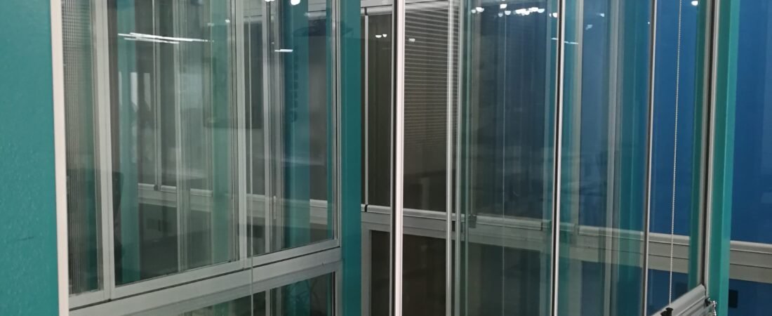 Guarda-Corpo de Vidro com Fixação Invisível: a Tendência que Está Redesenhando as Varandas em 2026